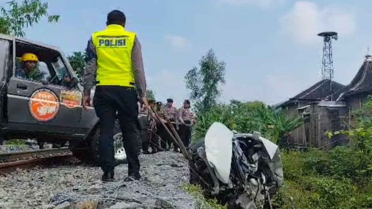 Kecelakaan maut antara mobil pemudik dan KA Batara Kresna di Sukoharjo menewaskan empat orang dan melukai tiga lainnya; diduga kelalaian petugas palang pintu kereta api menjadi penyebabnya.