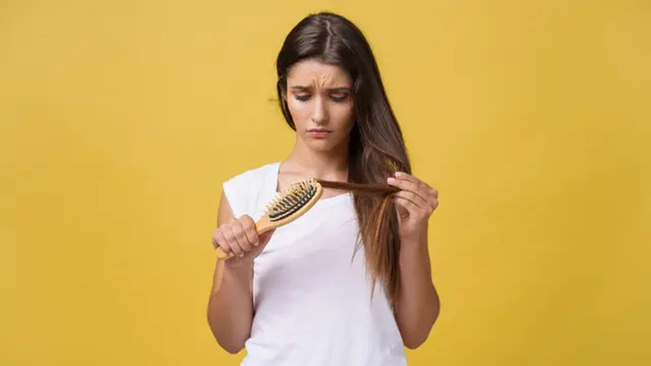 Ilustrasi rambut rontok. (Image by benzoix on Freepik)