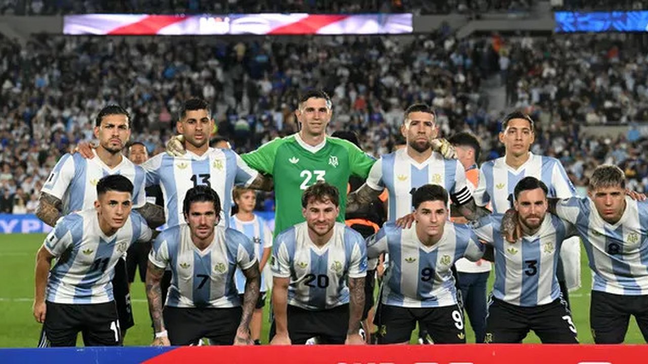 Skuad Argentina berfoto jelang laga kandang melawan Brasil pada Kualifikasi Piala Dunia 2026 di Buenos Aires, Rabu (26/3/2025) pagi WIB. (Luis ROBAYO / AFP)