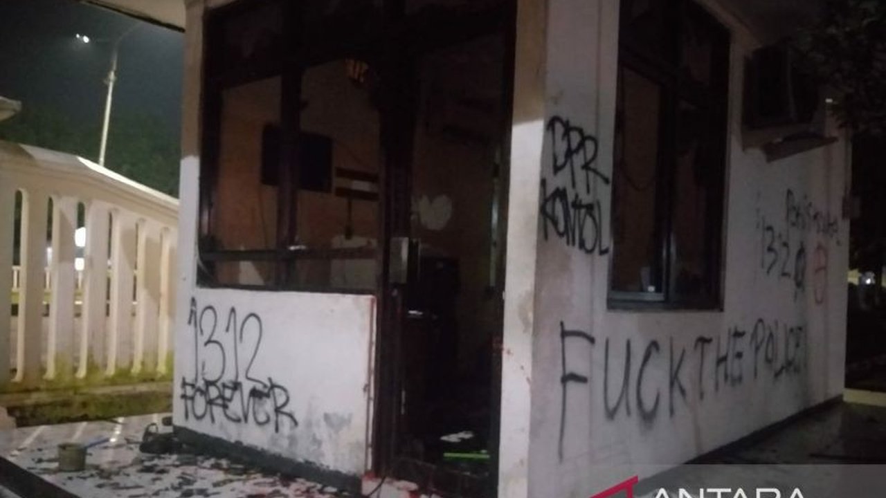 Polisi Karawang membebaskan mahasiswa yang diamankan saat demo tolak UU TNI setelah dipastikan tak terbukti melakukan perusakan dan membawa senjata.