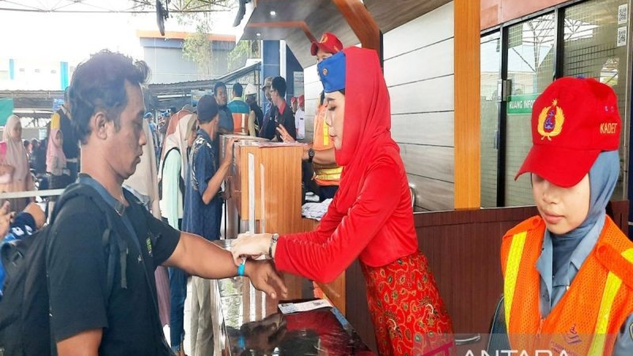 Pelabuhan Trisakti Banjarmasin di Kalimantan Selatan mengalami lonjakan pemudik hingga H-5 Lebaran 2025, dengan total 6.784 orang yang telah melewati pelabuhan tersebut.