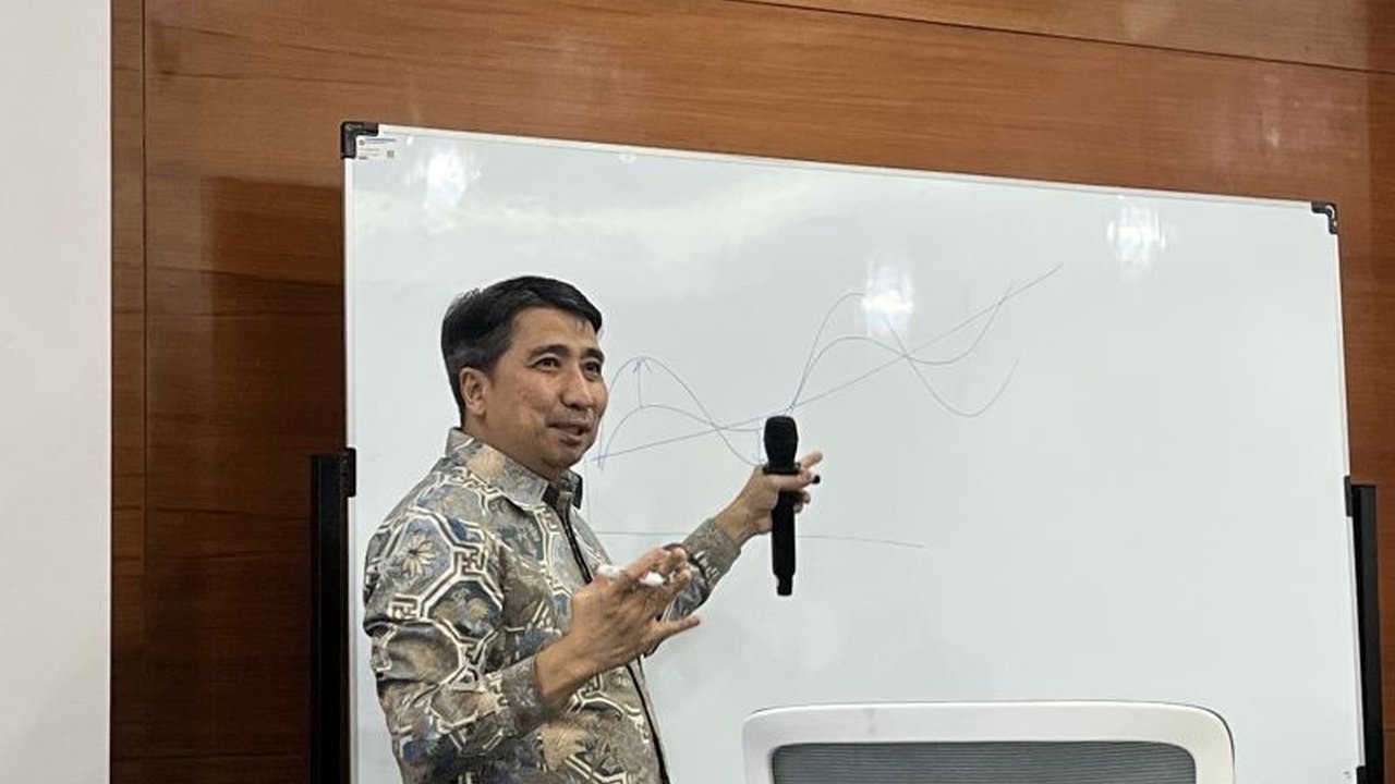 Kepala DKMP BI, Solikin M Juhro, menyatakan krisis ekonomi global memberikan pelajaran berharga bagi Indonesia untuk meningkatkan kewaspadaan dan kehati-hatian dalam menjaga stabilitas ekonomi.