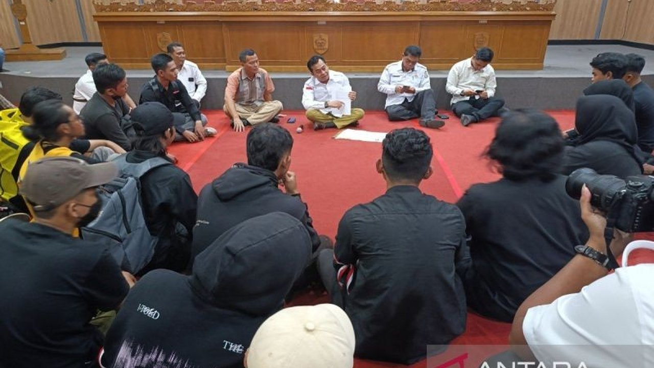 DPRD Kotawaringin Timur berkomitmen menyuarakan penolakan revisi UU TNI ke tingkat provinsi, mendukung aspirasi mahasiswa yang khawatir revisi tersebut mengancam supremasi sipil.