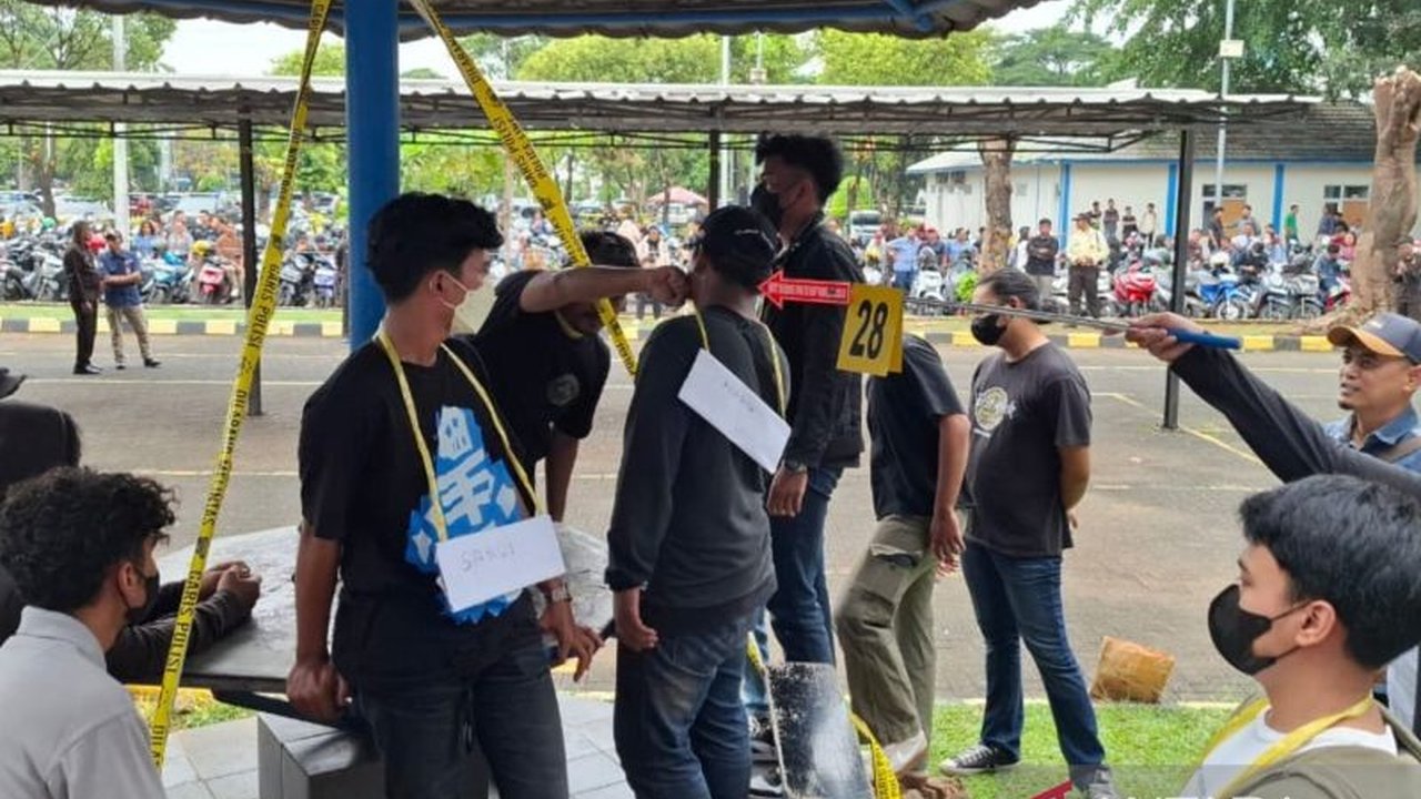 Polisi Jakarta Timur masih menyelidiki kematian mahasiswa UKI, Kenzha Erza Walewangko, dan belum menyimpulkan penyebab kematian tersebut sebagai pengeroyokan, meskipun telah memeriksa puluhan saksi dan melakukan prarekonstruksi.