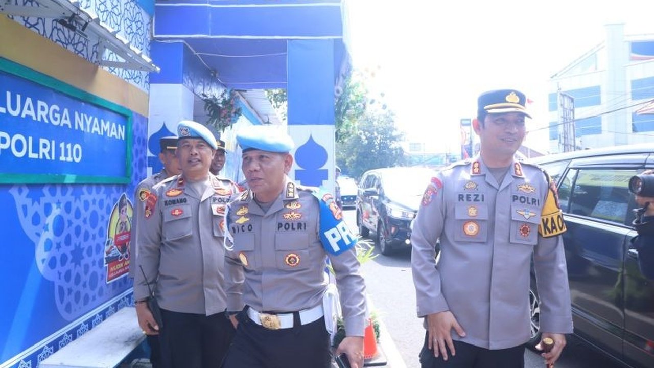 Tim Divpropam Mabes Polri mengingatkan anggota Polres Situbondo untuk memberikan pelayanan humanis kepada masyarakat dan menghindari sikap arogan selama Operasi Ketupat Semeru 2025.