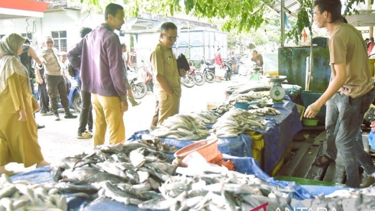 Pemerintah Kabupaten Bangka Barat meningkatkan pengawasan distribusi sembako untuk menjaga stabilitas harga menjelang Idul Fitri 1446 H, memastikan ketersediaan dan harga tetap terkendali.