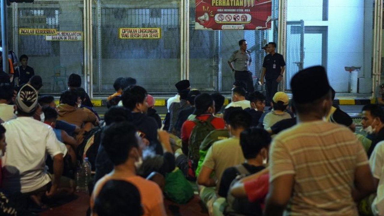 Imbas razia narkoba dan handphone, 300 narapidana Rutan Salemba dipindahkan ke sejumlah lapas di Jawa Barat dan Banten untuk mengoptimalkan kapasitas dan pembinaan.