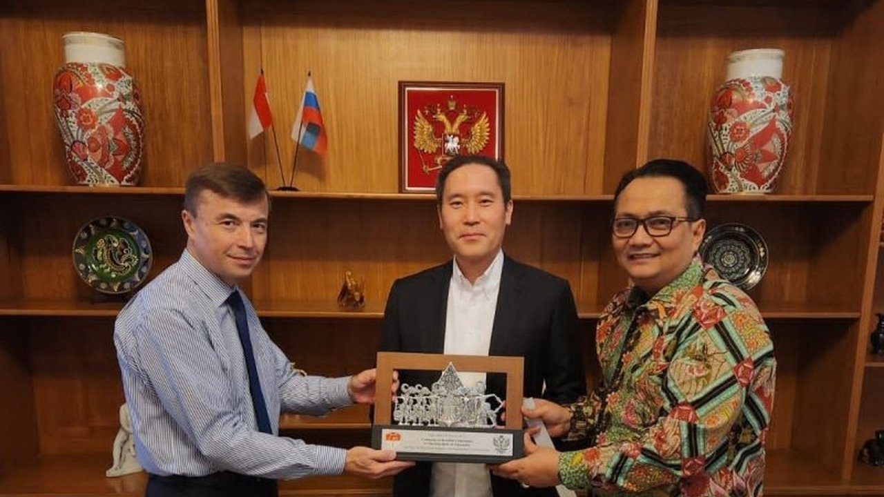 PB IKASI menjalin kerjasama dengan Federasi Anggar Rusia untuk meningkatkan prestasi atlet anggar Indonesia dan mengembangkan pariwisata olahraga di Bali, ditandai dengan rencana pelatihan dan penandatanganan MoU.