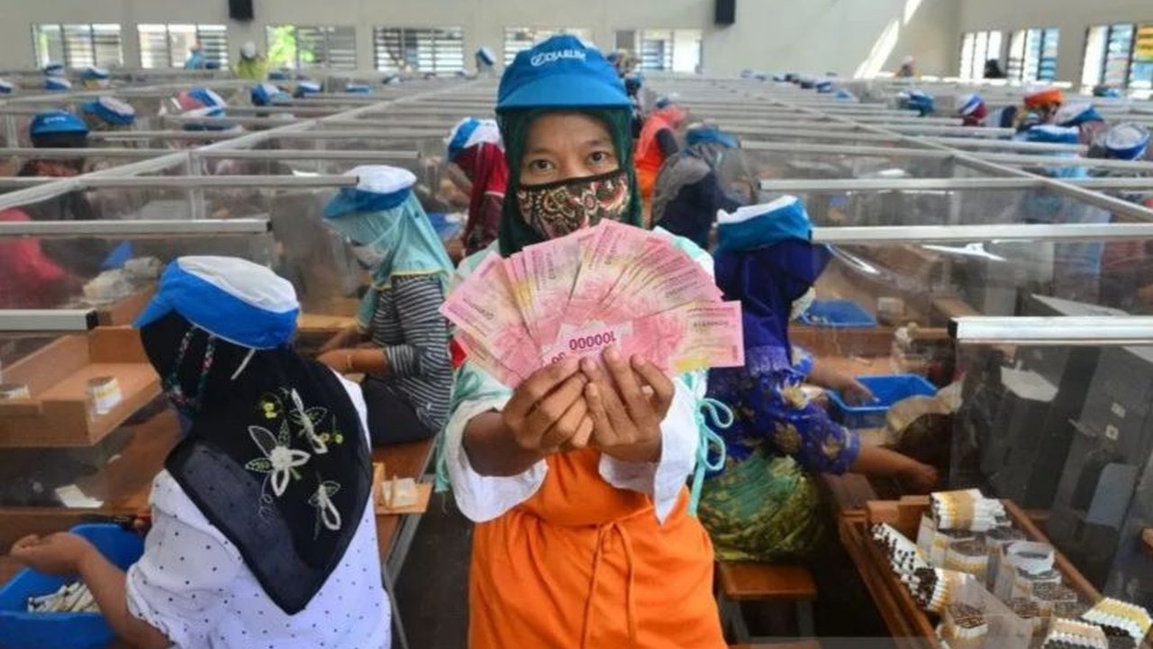 Disnakertrans DIY menegaskan parsel lebaran bukan pengganti THR; perusahaan wajib membayar THR tunai sesuai Permenaker No. 6 Tahun 2016, dengan sanksi tegas bagi yang melanggar.