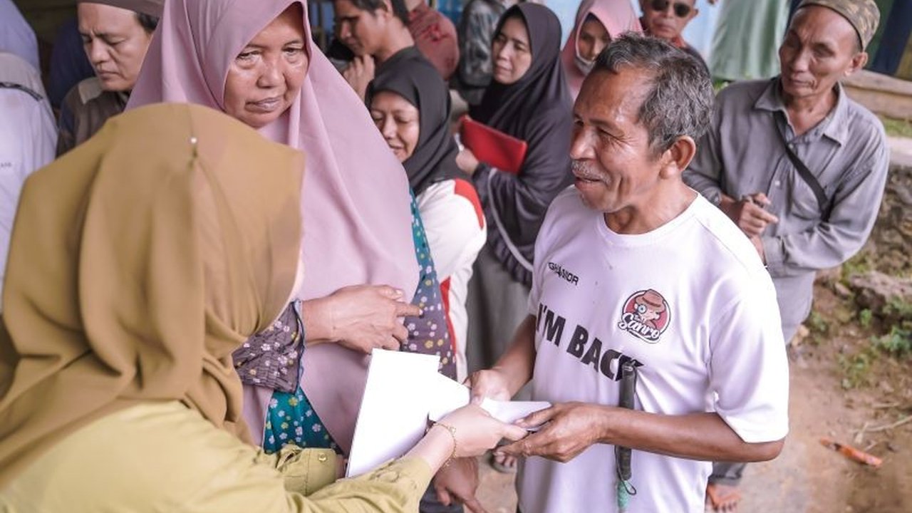 Bank Sultra menunjukkan kepeduliannya dengan menyalurkan zakat mal sebesar Rp401 juta kepada masyarakat kurang mampu di Sulawesi Tenggara, khususnya di Kota Kendari, pada bulan Ramadhan.