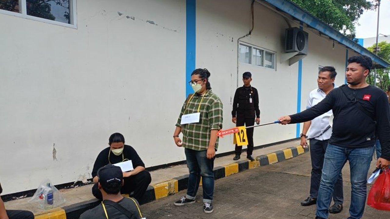 Polres Metro Jakarta Timur memperagakan 70 adegan prarekonstruksi tewasnya mahasiswa UKI, Kenzha Erza Walewangko, di kampus pada 4 Maret 2024, untuk mengungkap penyebab kematian.