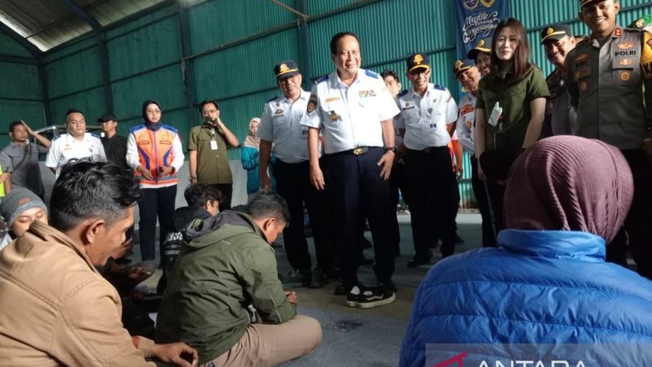 Jelang mudik Lebaran 2025, Wamenhub Suntana meninjau kesiapan rest area di Indramayu dan jalur arteri Pantura untuk memastikan kenyamanan pemudik.