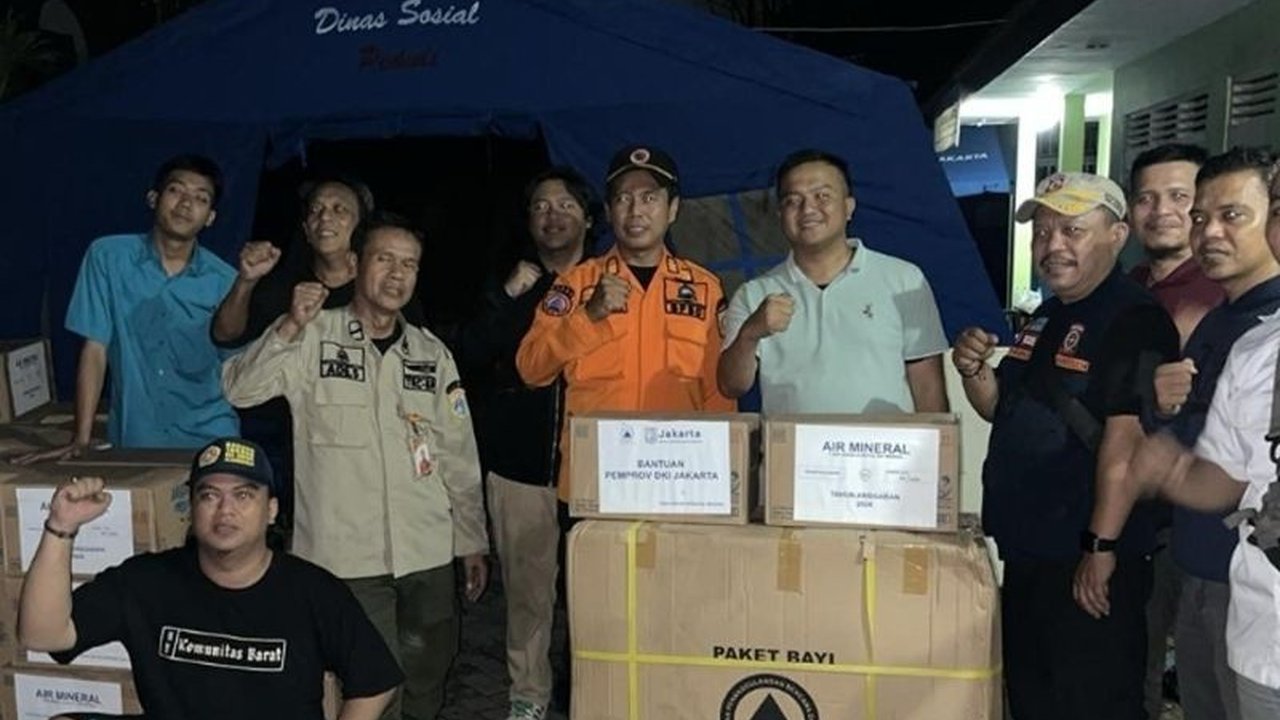 BPBD Jakarta Barat menyalurkan bantuan logistik kepada 295 jiwa korban kebakaran di Grogol, Grogol Petamburan, yang menghanguskan puluhan rumah dan kontrakan.