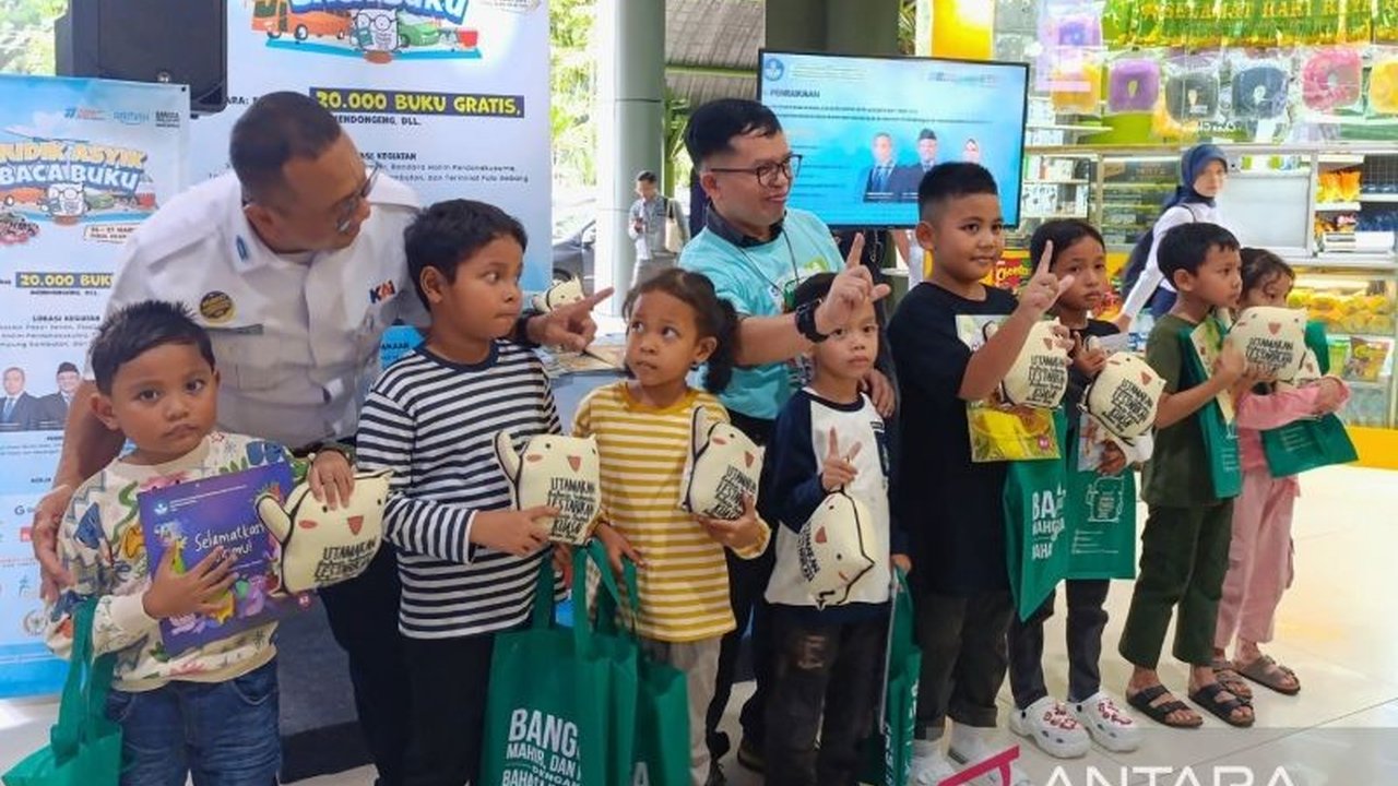 Kementerian Pendidikan, Kebudayaan, Riset, dan Teknologi (Kemendikbudristek) membagikan 3.400 buku gratis untuk anak-anak pemudik di Stasiun Gambir guna mendorong minat baca dan mengisi waktu luang selama perjalanan mudik Lebaran 2025.