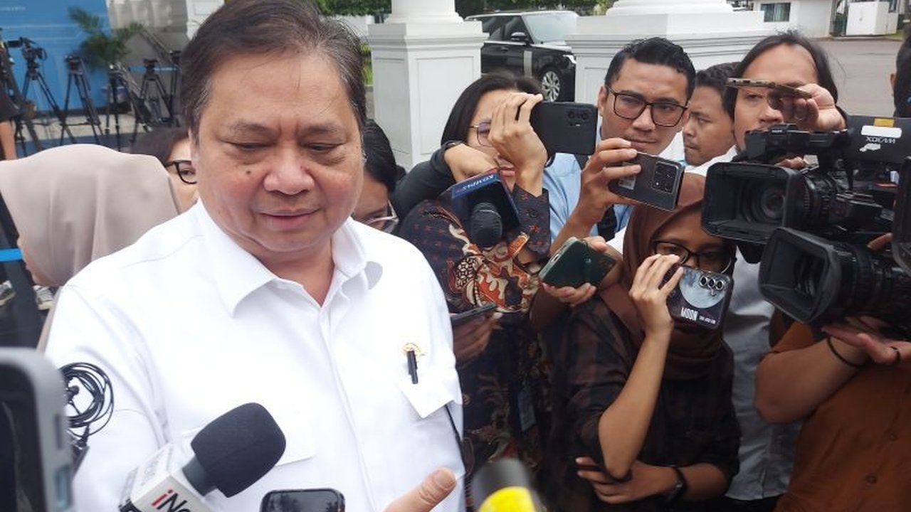 Menko Airlangga Hartarto menyatakan bahwa pelemahan rupiah terhadap dolar AS tidak signifikan menekan industri dengan kebutuhan impor tinggi karena strategi kontrak jangka panjang yang diterapkan banyak perusahaan.