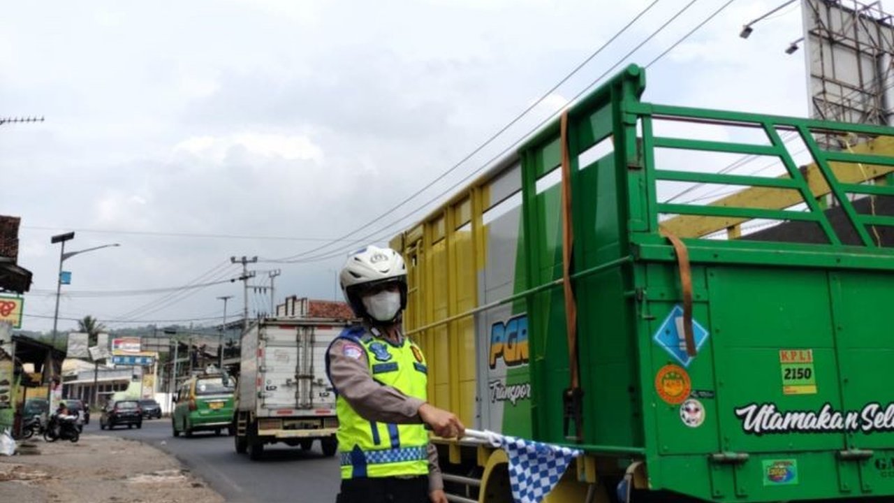 Polres Garut mengidentifikasi lima titik rawan macet di jalur mudik Limbangan-Malangbong, termasuk pasar dan persimpangan jalan; berbagai strategi diterapkan untuk memastikan kelancaran arus mudik.