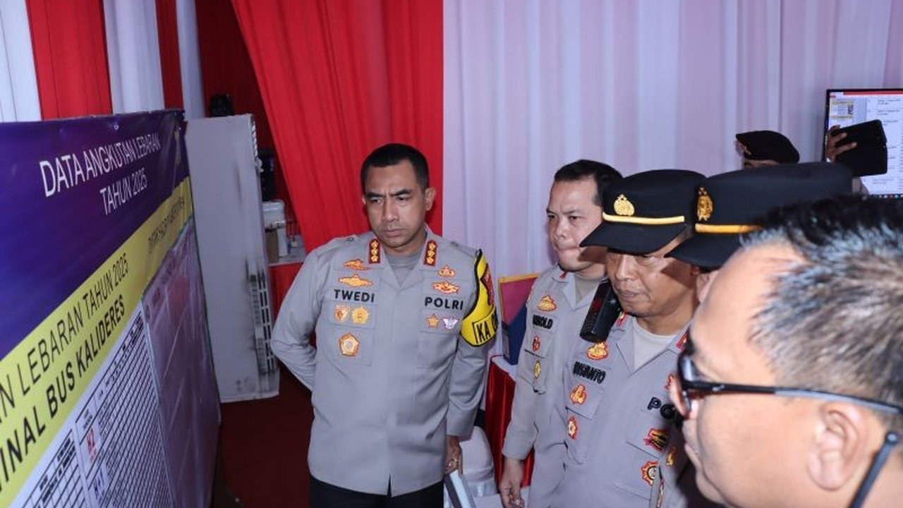 Kapolres Metro Jakarta Barat menginspeksi kesiapan pengamanan di Terminal Kalideres untuk memastikan kelancaran arus mudik Lebaran dan memberikan rasa aman kepada pemudik.