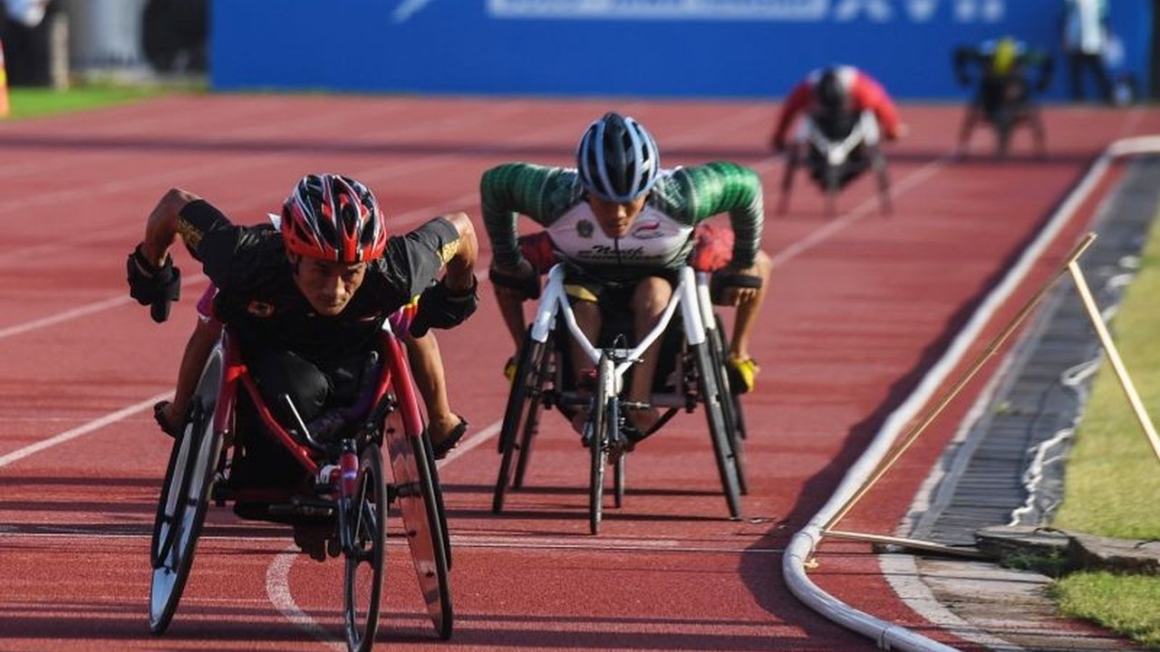 Sudinsos Jakarta Barat telah mendistribusikan 80 kursi roda untuk warga difabel, dengan total 720 alat bantu difabel siap disalurkan hingga akhir tahun 2025.