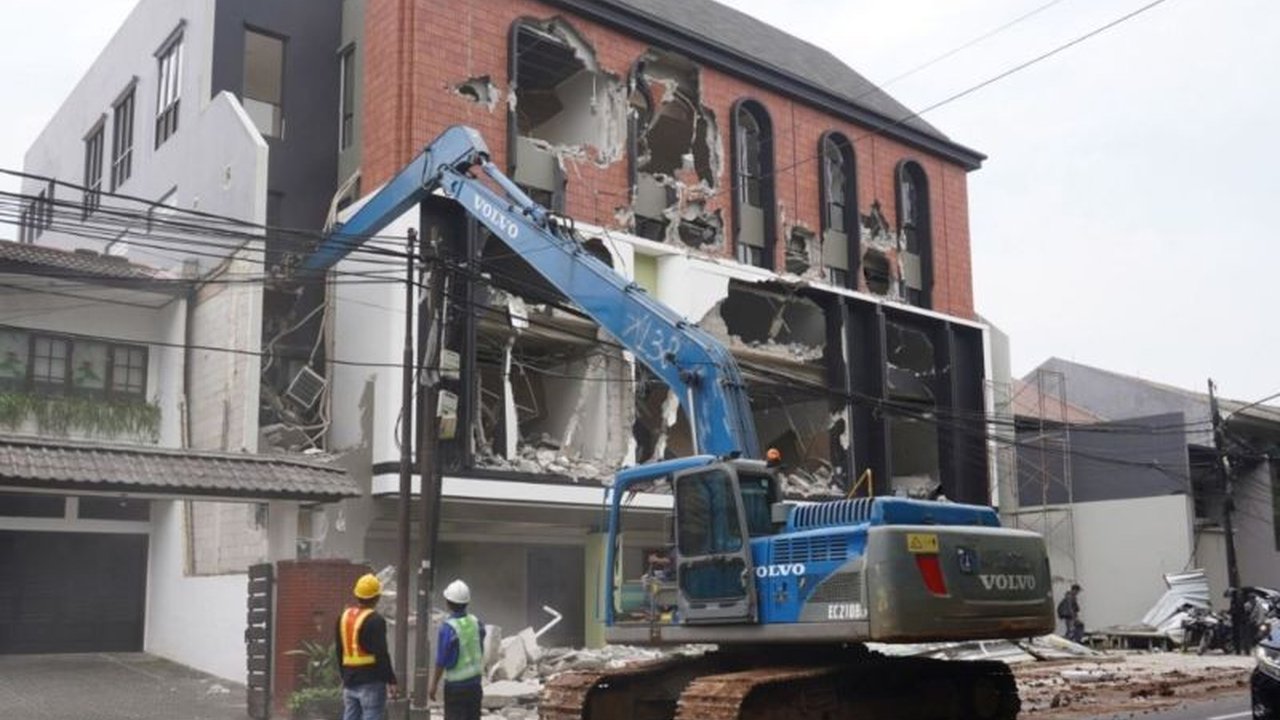 Sudin Citata Jaksel bongkar bangunan 4 lantai di Hang Lekir yang melanggar izin dan garis sempadan bangunan, setelah pemilik tak kunjung membongkarnya sendiri.