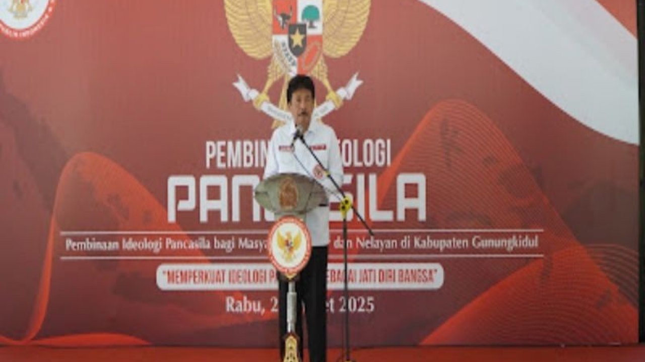 Badan Pembinaan Ideologi Pancasila (BPIP) memberikan pelatihan dan bantuan kepada nelayan Gunungkidul untuk memperkuat pemahaman Pancasila, melawan hoaks, dan menjaga persatuan bangsa.