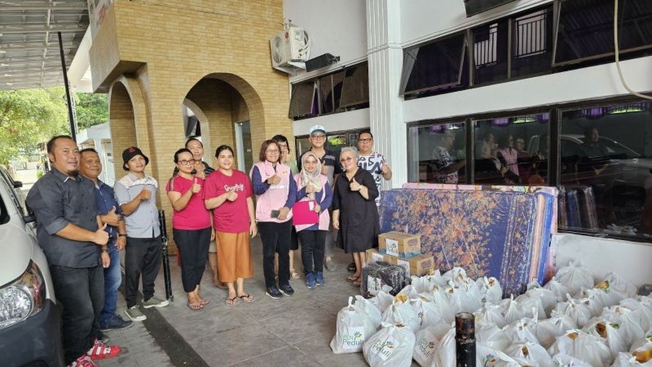 PLN UID Suluttenggo menyalurkan 200 paket bantuan sembako kepada korban banjir Manado, berkolaborasi dengan TNI dan pemerintah setempat untuk membantu pemulihan pascabencana.