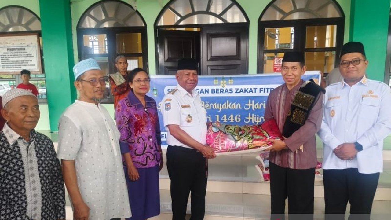 Gubernur Papua Barat, Dominggus Mandacan, menyalurkan 20,7 ton beras zakat fitrah untuk 200 masjid, musholla, dan pondok pesantren di enam kabupaten menjelang Lebaran 2025.