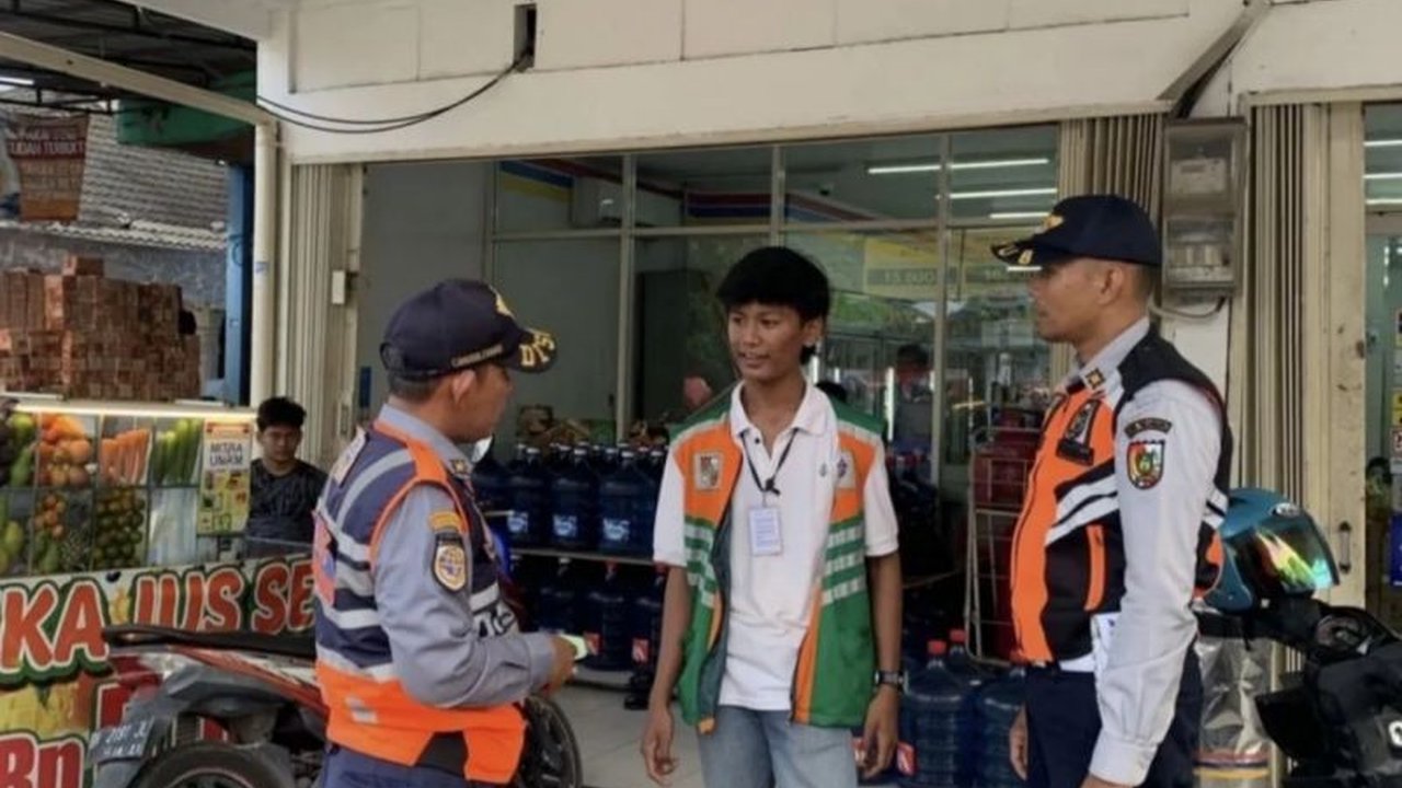 Pemkot Pekanbaru akan memberlakukan kebijakan penggratisan biaya parkir di minimarket setelah Lebaran 2025, dengan pemilik minimarket tetap membayar pajak parkir ke Pemkot.