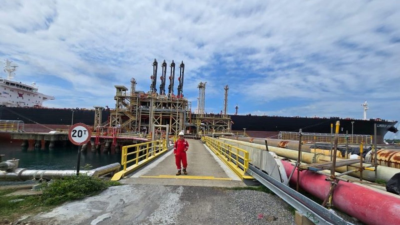 Badan Pengelola Migas Aceh (BPMA) berhasil melakukan lifting perdana kondensat Arun di Wilayah Kerja B Aceh pada tahun 2025 dengan volume mencapai 93.000 barel, menandai tonggak penting bagi industri migas Aceh.