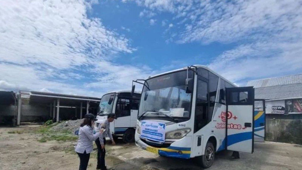 Perum Damri Cabang Ambon menyiapkan 24 bus untuk melayani arus mudik Lebaran 2025 di 11 trayek perintis dan 2 trayek komersial di Maluku, dengan harga tiket terjangkau.