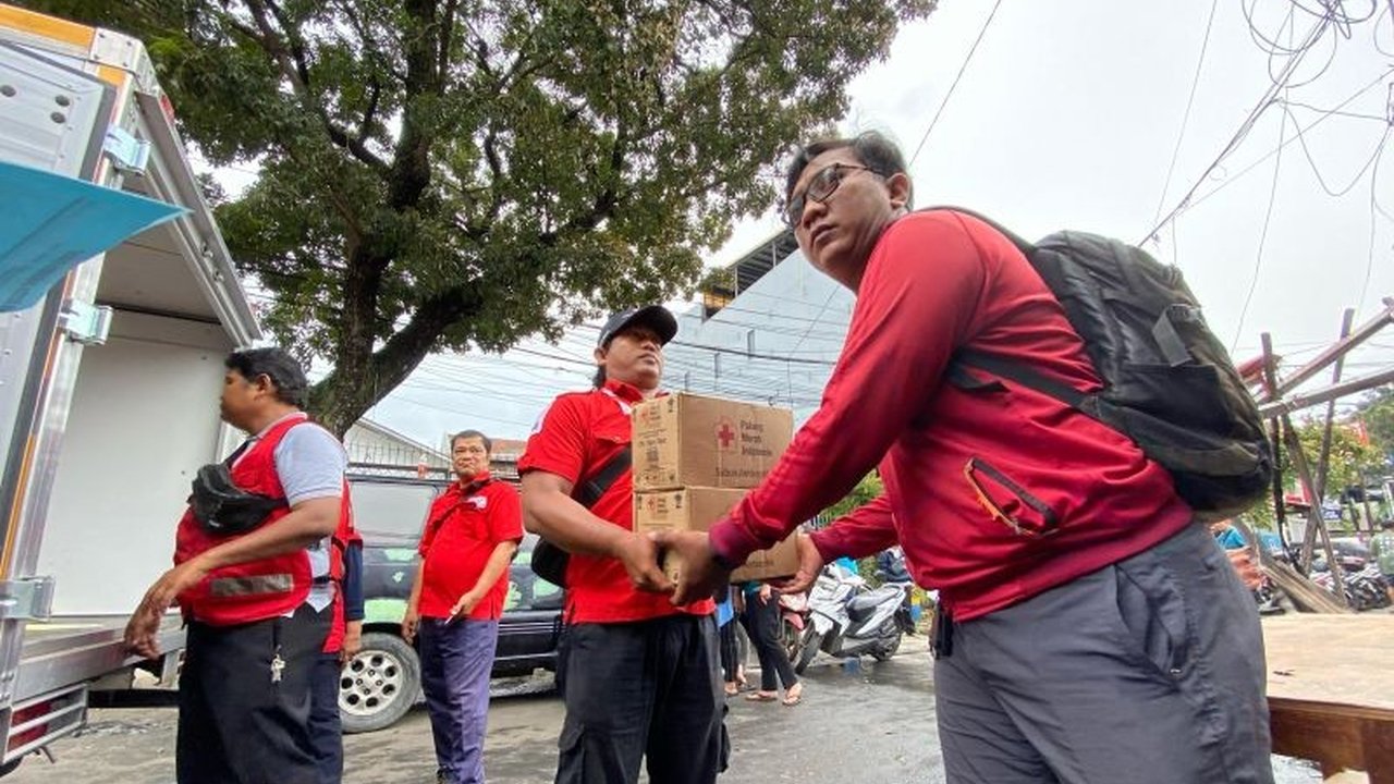 PMI Jakarta Barat menyalurkan bantuan logistik berupa sembako, perlengkapan higiene, dan kebutuhan lainnya kepada ratusan warga Grogol yang kehilangan tempat tinggal akibat kebakaran.