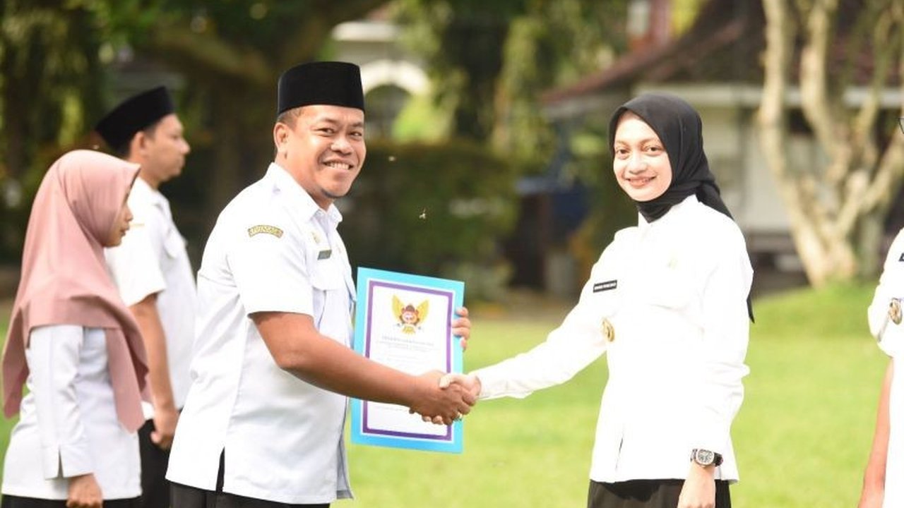 Pemerintah Kota Kediri menekankan pentingnya ASN berorientasi pada kemajuan kota untuk pelayanan publik yang optimal, ditandai dengan pemberian SK kenaikan pangkat kepada 297 ASN.