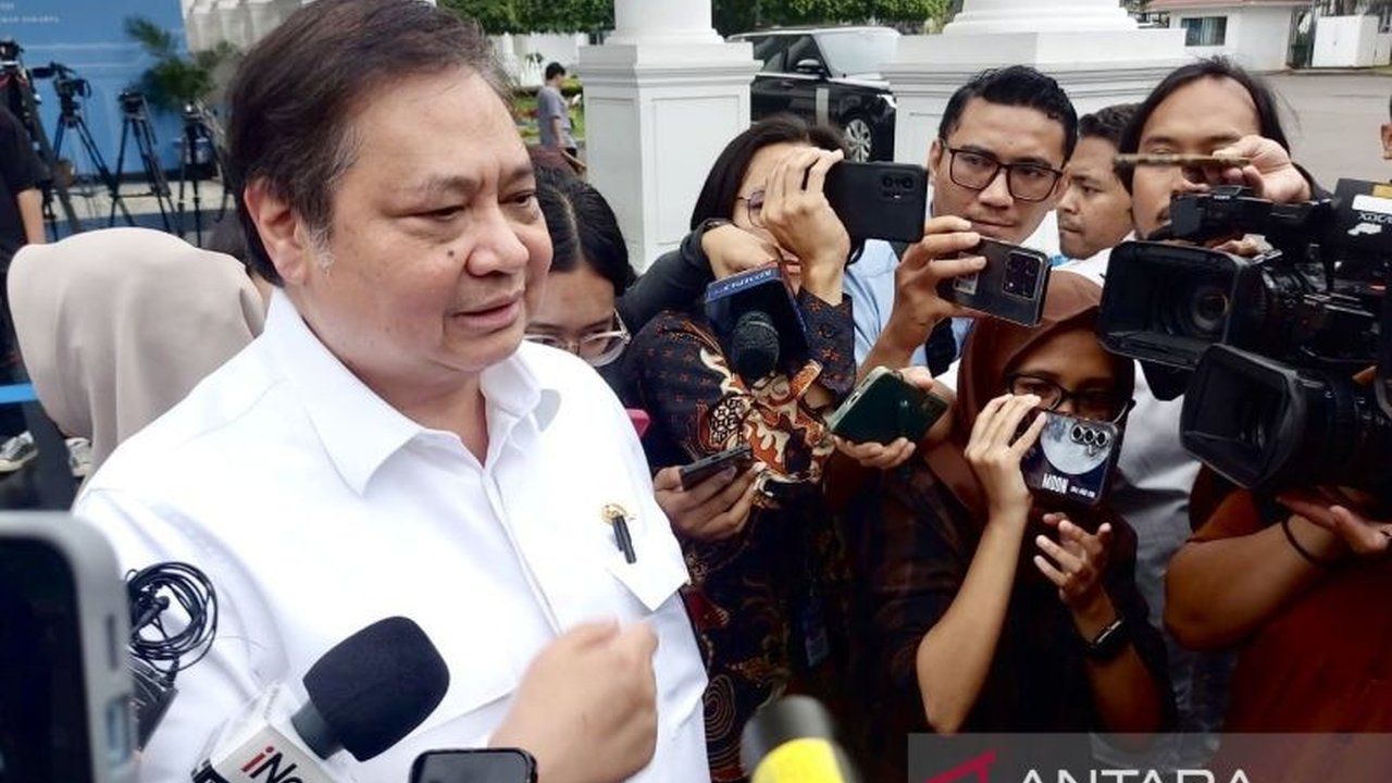 Menko Airlangga Hartarto tegaskan fundamental ekonomi Indonesia tetap kokoh di tengah fluktuasi nilai tukar rupiah terhadap dolar AS, didukung cadangan devisa dan neraca perdagangan yang positif.