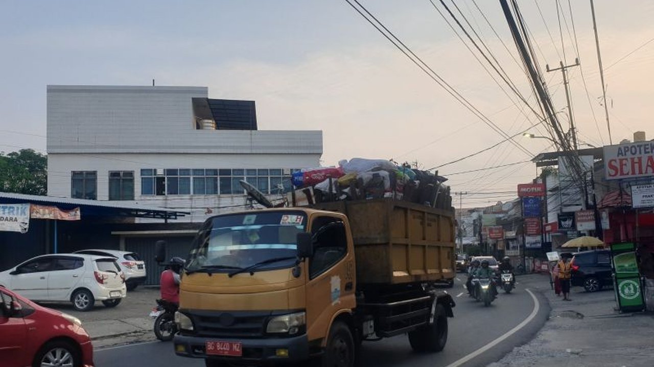 Dinas Lingkungan Hidup dan Kebersihan (DLHK) Palembang berupaya optimalkan infrastruktur pengolahan sampah untuk mengatasi peningkatan volume sampah hingga 1000 ton per hari dan mengajak perusahaan swasta berpartisipasi.
