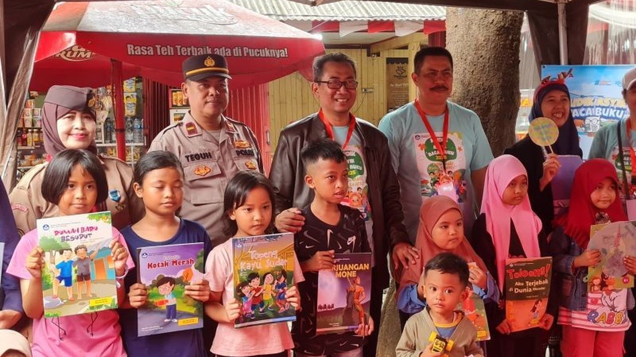 Kemendikdasmen bagikan 20.000 buku gratis dan dongeng untuk anak-anak pemudik di Terminal Kalideres, Jakarta Barat, sebagai bagian dari program literasi.