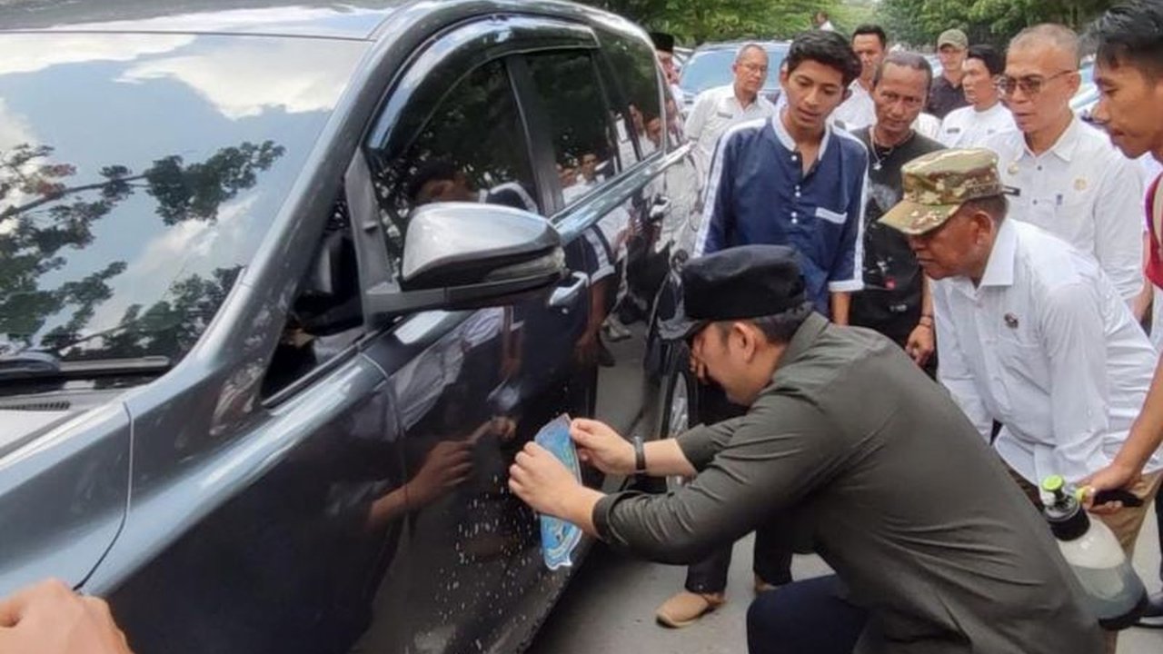 Bupati Merangin, Jambi, menerapkan aturan tegas terkait penggunaan kendaraan dinas, menekankan penggunaannya hanya untuk kepentingan kedinasan dan meminta pengembalian kendaraan dinas dari pejabat yang telah pensiun.