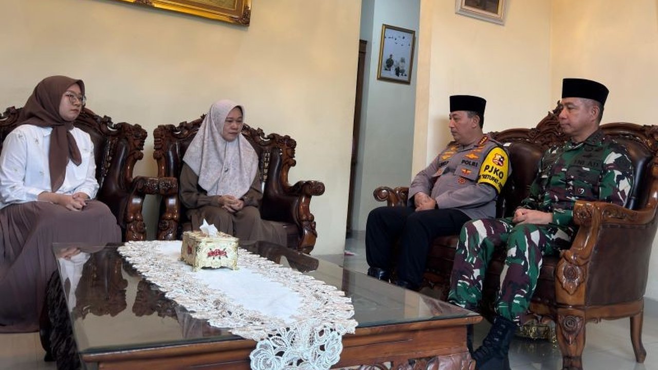 Kapolri Jenderal Listyo Sigit Prabowo memberikan penghargaan Rekpro Bintara kepada sepupu Briptu Ghalib yang gugur dalam penggerebekan judi sabung ayam di Lampung,  menekankan komitmen pengusutan tuntas kasus tersebut.