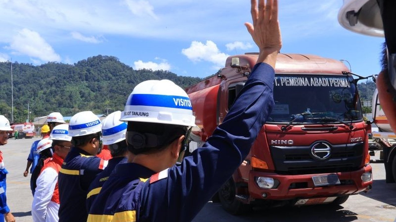 Wakil Menteri ESDM, Yuliot Tanjung, meninjau kesiapan pasokan BBM dan LPG di Sumatera Barat menjelang Idul Fitri 2025 untuk memastikan kelancaran distribusi dan mencukupi lonjakan kebutuhan.