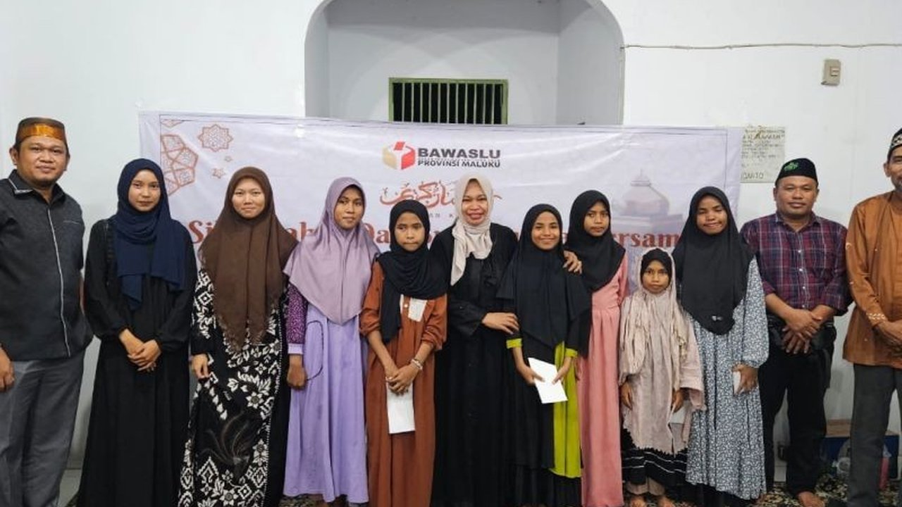 Bawaslu Maluku menggelar kegiatan sosial 'Bawaslu Provinsi Maluku Berbagi' dengan memberikan santunan kepada 30 anak yatim piatu di Ambon, sebagai wujud kepedulian dan berbagi kebahagiaan di bulan Ramadhan.