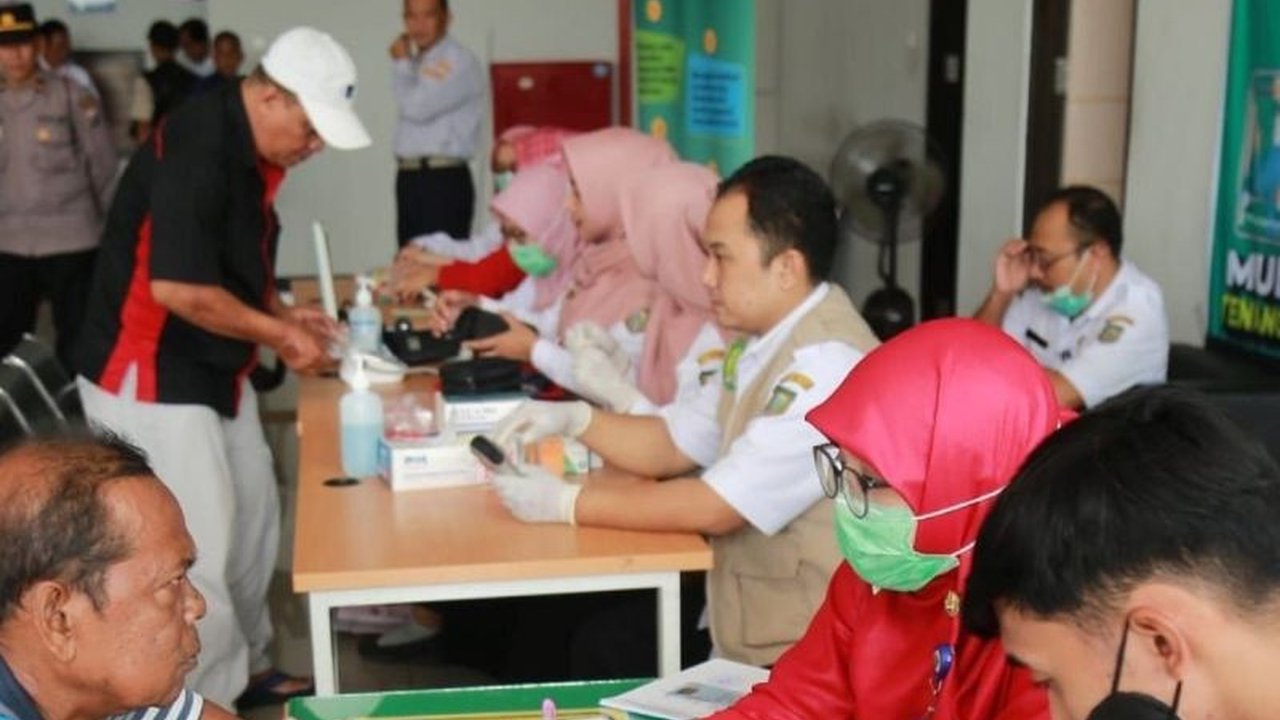 Dinas Kesehatan Kota Madiun melakukan pemeriksaan kesehatan menyeluruh terhadap para sopir bus menjelang Lebaran 2025 untuk memastikan keselamatan dan kenyamanan pemudik.