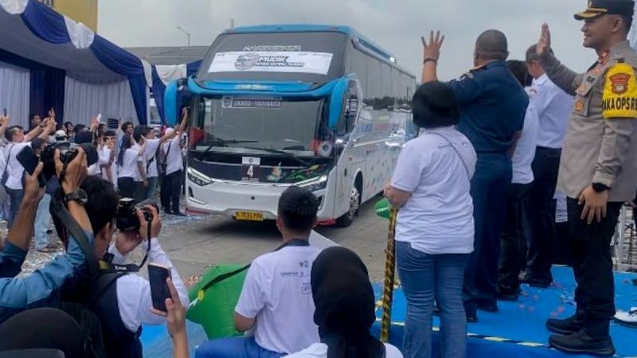 Pelindo memberangkatkan ribuan pemudik gratis ke berbagai kota di Indonesia dalam program Mudik Gratis Bersama Pelindo Group 2025 untuk mendukung kelancaran arus mudik Lebaran 2025.