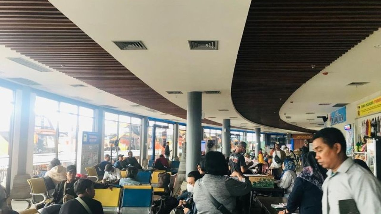 Lonjakan pemudik di Terminal Mengwi, Bali, mencapai hampir 15 ribu orang menjelang Nyepi, dengan rata-rata 3000 pemudik per hari dan pemeriksaan ketat untuk keselamatan.