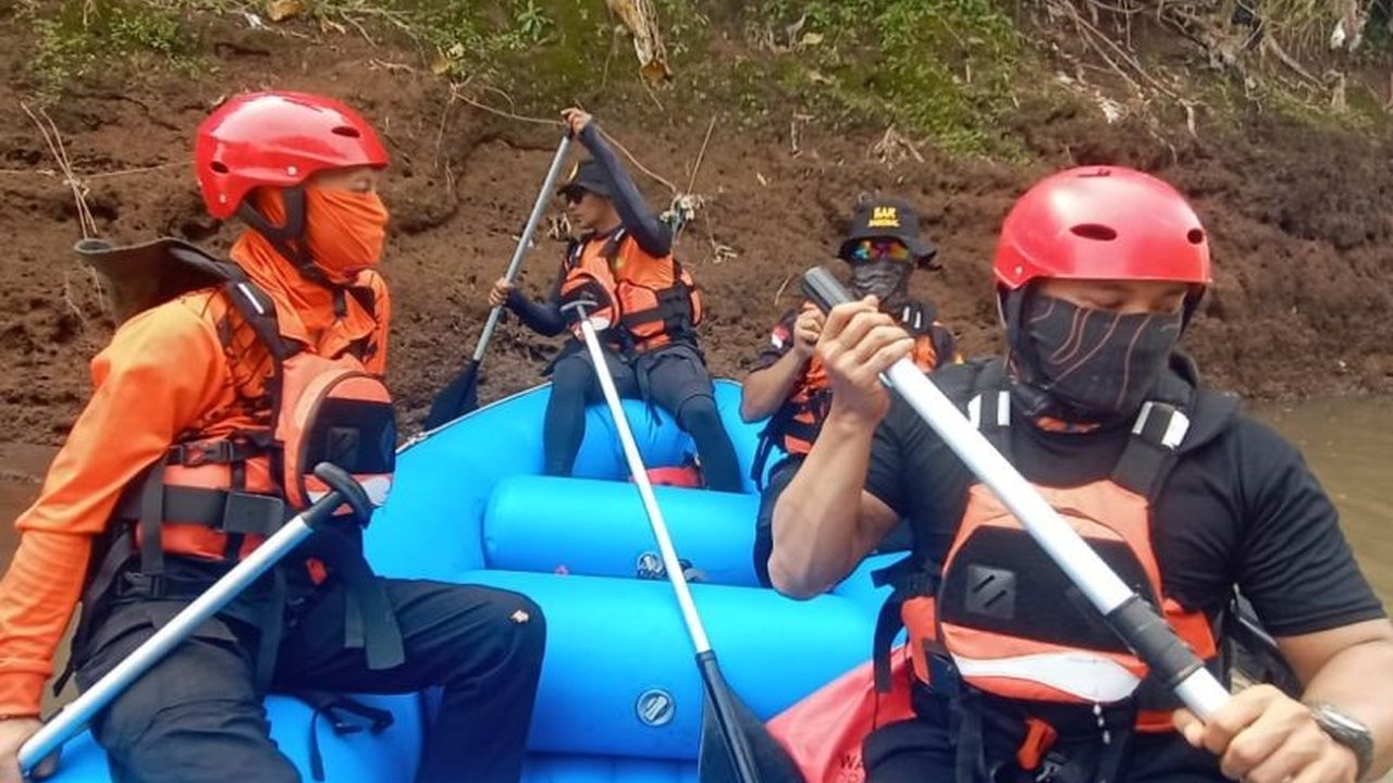 Dua pelajar di Jember, Abdul Qodir (16) dan Aliful Imam (13), hilang terseret arus Sungai Bedadung; pencarian yang melibatkan BPBD dan Basarnas dihentikan sementara karena gelap, akan dilanjutkan besok.