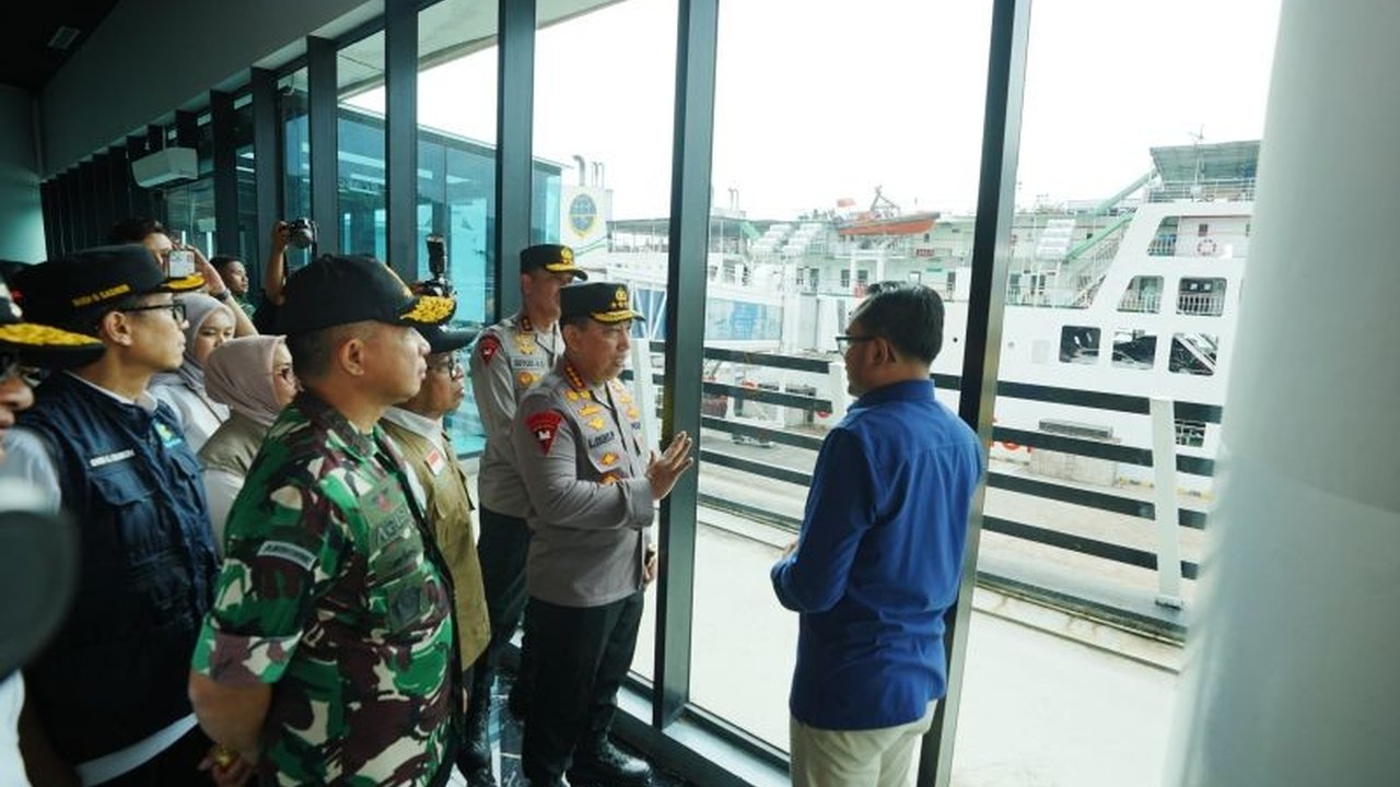 Kapolri Jenderal Listyo Sigit Prabowo mengimbau masyarakat mudik siang hari untuk menghindari kemacetan puncak arus mudik diprediksi terjadi pada 28 Maret 2025.