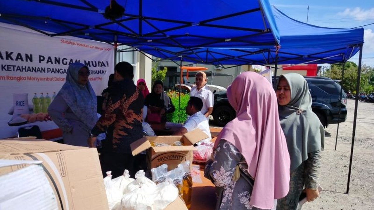Pemkab Agam, Sumatera Barat, telah sukses menggelar 12 pasar murah untuk menstabilkan harga kebutuhan pokok selama Ramadan 1446 H, dengan subsidi APBD untuk komoditas penting.