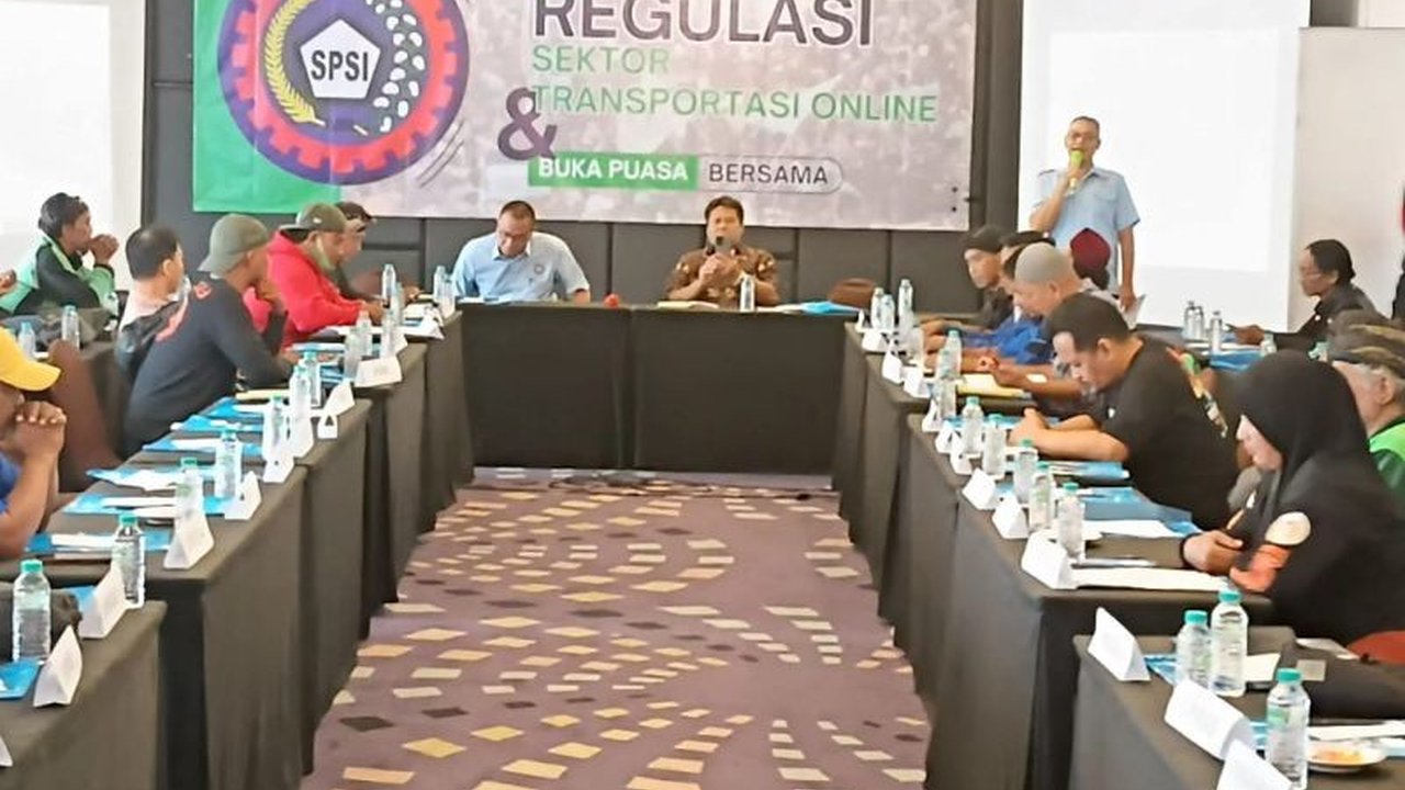 Konfederasi Serikat Pekerja Seluruh Indonesia (KSPSI) mendesak peningkatan posisi tawar pengemudi ojek online melalui regulasi yang melindungi hak-hak mereka, baik sebagai pekerja tetap maupun pekerja lepas.