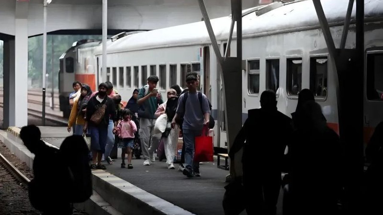 KAI Commuter berhasil mengangkut 5,3 juta penumpang selama enam hari pertama Lebaran 2025, melampaui proyeksi dan menunjukkan tingginya minat masyarakat pada transportasi kereta komuter yang terjangkau dan efisien.