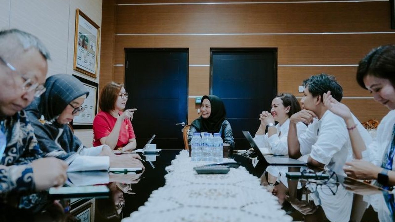 Kemenparekraf dan TMII berkolaborasi menampilkan beragam subsektor ekonomi kreatif dalam perayaan HUT TMII ke-50 pada April 2025 mendatang, menciptakan event ramah keluarga yang meriah.