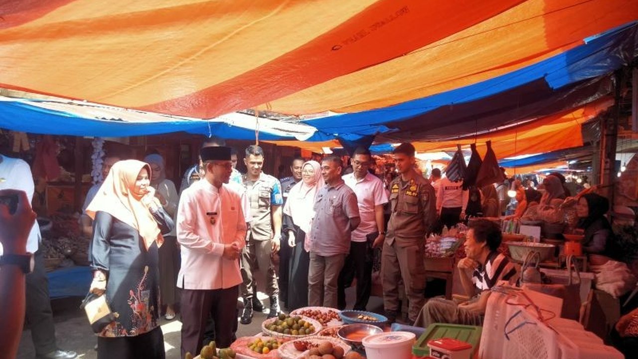 Pemerintah Kota Bukittinggi memastikan ketersediaan bahan pangan pokok aman dan harga stabil menjelang Idul Fitri 1446 H, berkat kerja sama TPID dan pemantauan pasar.