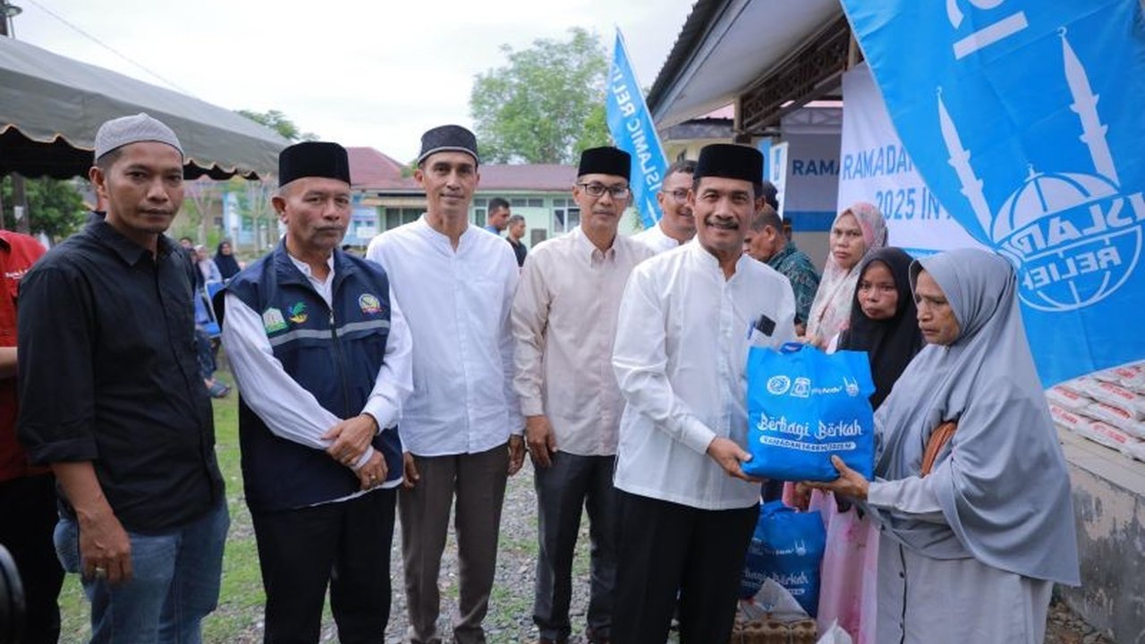 Pemkab Aceh Besar Bagikan 200 Paket Sembako untuk Ramadhan di Lhoong