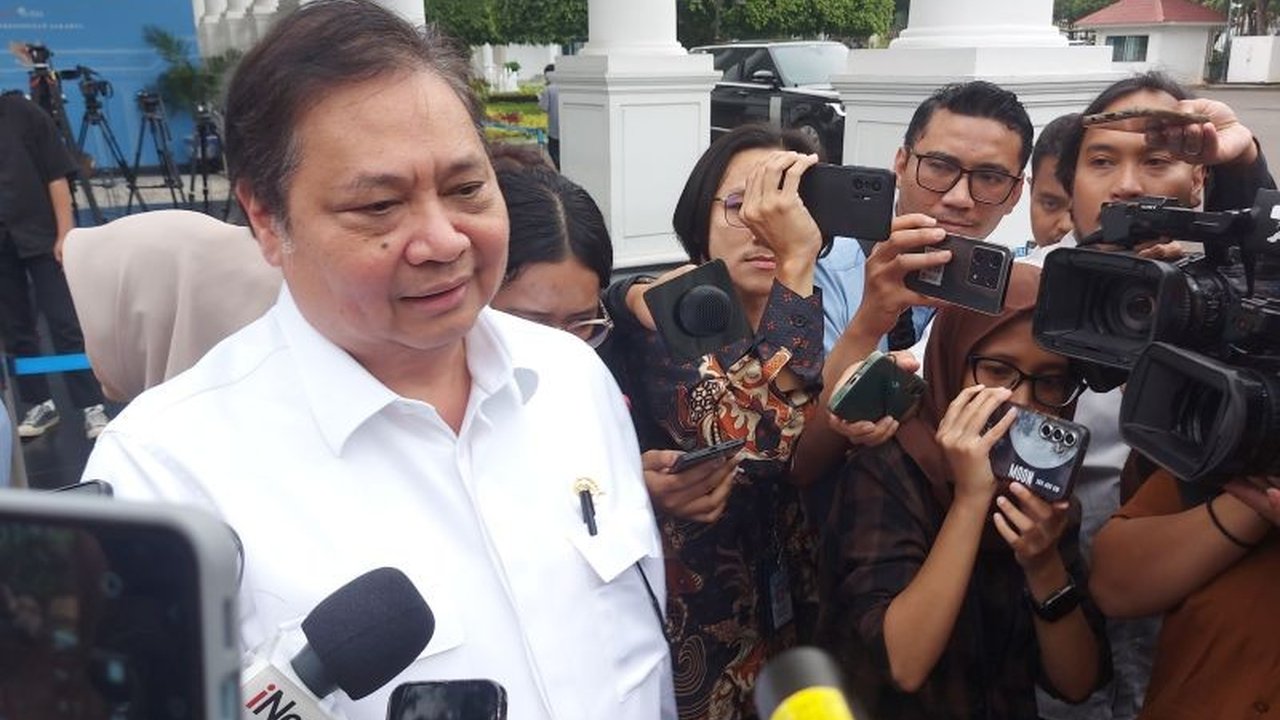 Presiden Prabowo Subianto menginstruksikan perampingan jumlah komisaris di bank-bank BUMN dan menekankan pentingnya profesionalisme dalam pengisian posisi tersebut.